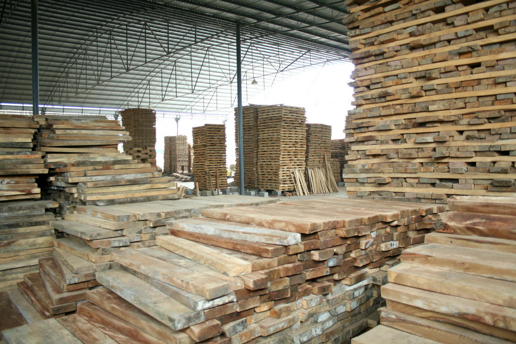 Raw material warehouse